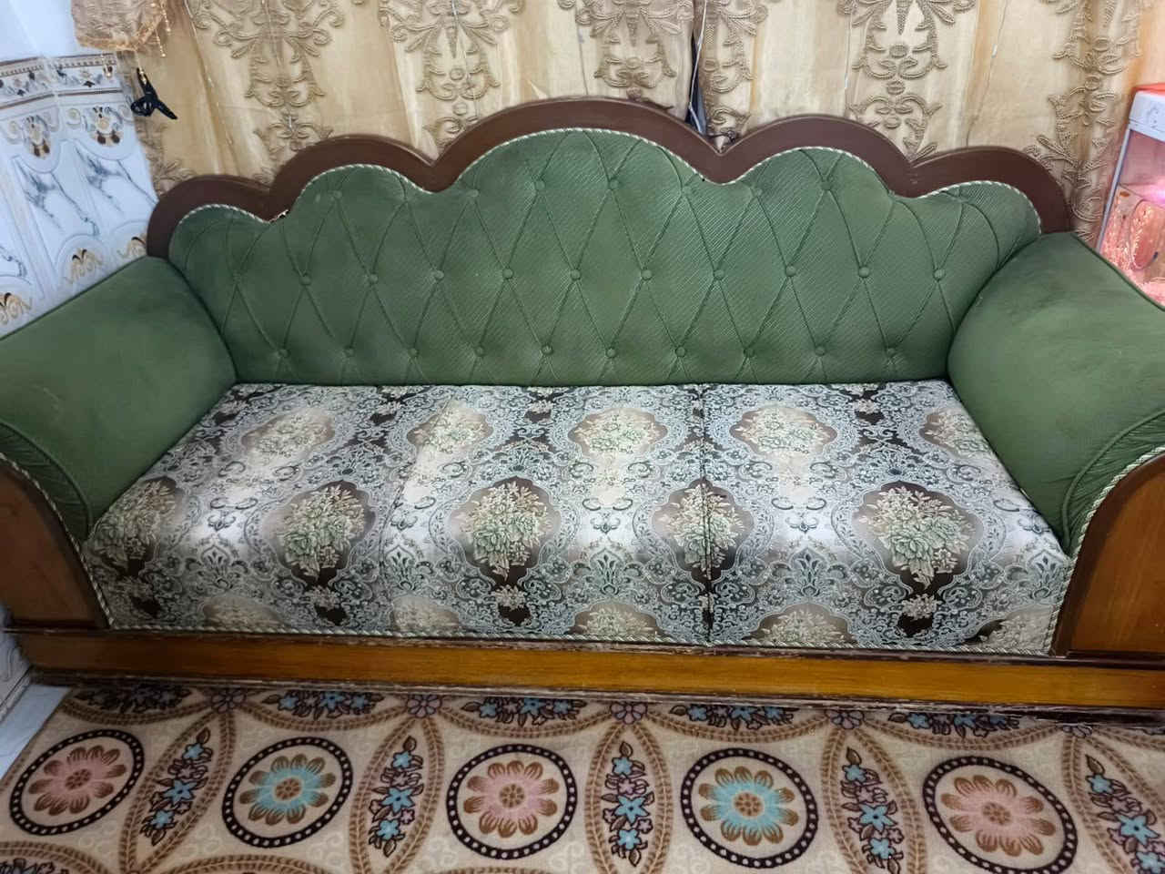 تخم للبيع نضيفة 10 مقاعد مكاني الكرادة ***********
