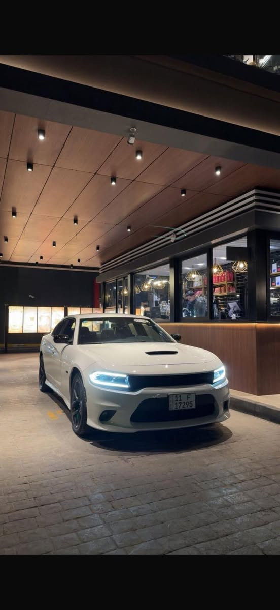 دوج جاجر RT الاصدار الاخير موديل ٢٣ الساره ماشيه ٨٠٠٠ ميل بعده زيرو
المواصفات فول عده الفتحه يعني داخل كنتار ودشبول خياط  
السياره من دون ايرباك 
بيه الباب مبدل بلاد نفس الون  وجاملغ صبغ فقط   
بجم كبس  
السياره جديده ومن دون نقص وبسمي ثاني يوم احولك  
السياره معروضه ٢٨,٥٠٠ 
موقعه  السياره بغداد 
***********
