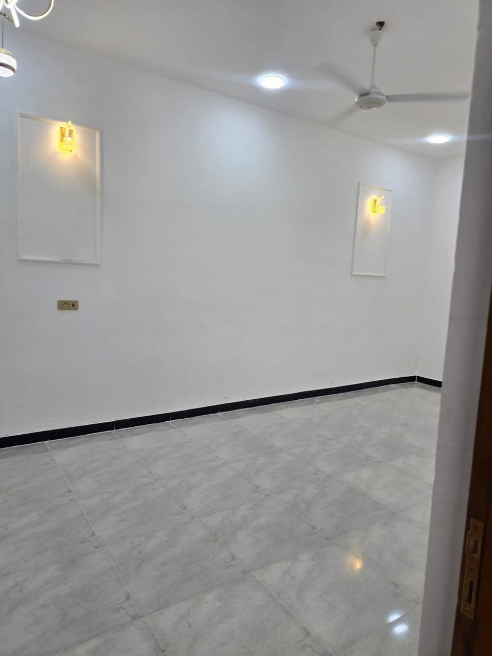 تفاصيل داخل الفيديو إلا ستفسار رقم الهاتف *********** يتوفر الدينا بيت للبيع في ابي الخصيب حمدان قريب من شارع الرئيسي السايدين الفوك وقريب من شارع مركز حمدان طابو زراعي عراقي سند 25وكله ونسخه من طابو مباشر تكاتب معا ابو طابو عراقي موجود مساحة البيت 200م يحتوي على 2غرف منام وصاله اوديوان اومبطخ اوكراج وحديقة بيت بناء جديد شغل دراجة أولى جميع الخدمات منطقة متكاملة السعر البيت 97مليون أو وقابل اللتفاوض مكان كلش حلوة بيت جاهز للسكن قير مسكون تسليم مفتاح ***********
