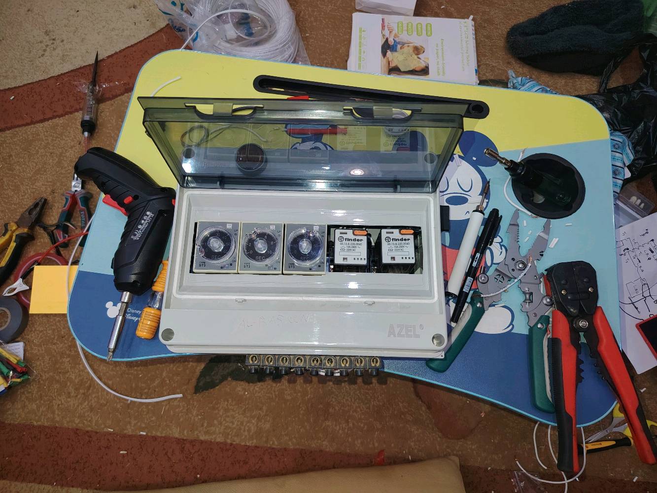 بورد اطفاءوتشغيل اوتوماتيكي يعمل على جميع انواع المولدات الكز والبانزين السلف من انتاج شركة الرصين العراقية للتأسيسات الكهربائية مستعدون لتأسيس الدور والمباني وصناعة جميع انواع بوردات السيطره ATS كلاسيك كونترول 
بإدارة م.سجاد ورشو الكهربائي
ما هي الأبعاد بالتفصيل للصندوق الكهربائي؟: 
حسب الاتفاق 
هل يشمل الصندوق ضمان أو خدمة ما بعد البيع؟: 
يوجد ضمان من 3اشهر وحتى 3 سنوات 
هل يتوفر توصيل للمنتج؟ إذا نعم، ما هي المناطق المشمولة؟: 
يوجد توصيل لكافة محافظات العراق 
ما هو سعر الصندوق؟: 
حسب الاتفاق
هل توجد خيارات تخصيص إضافية للصندوق حسب متطلبات المستخدم؟: 
نعم 