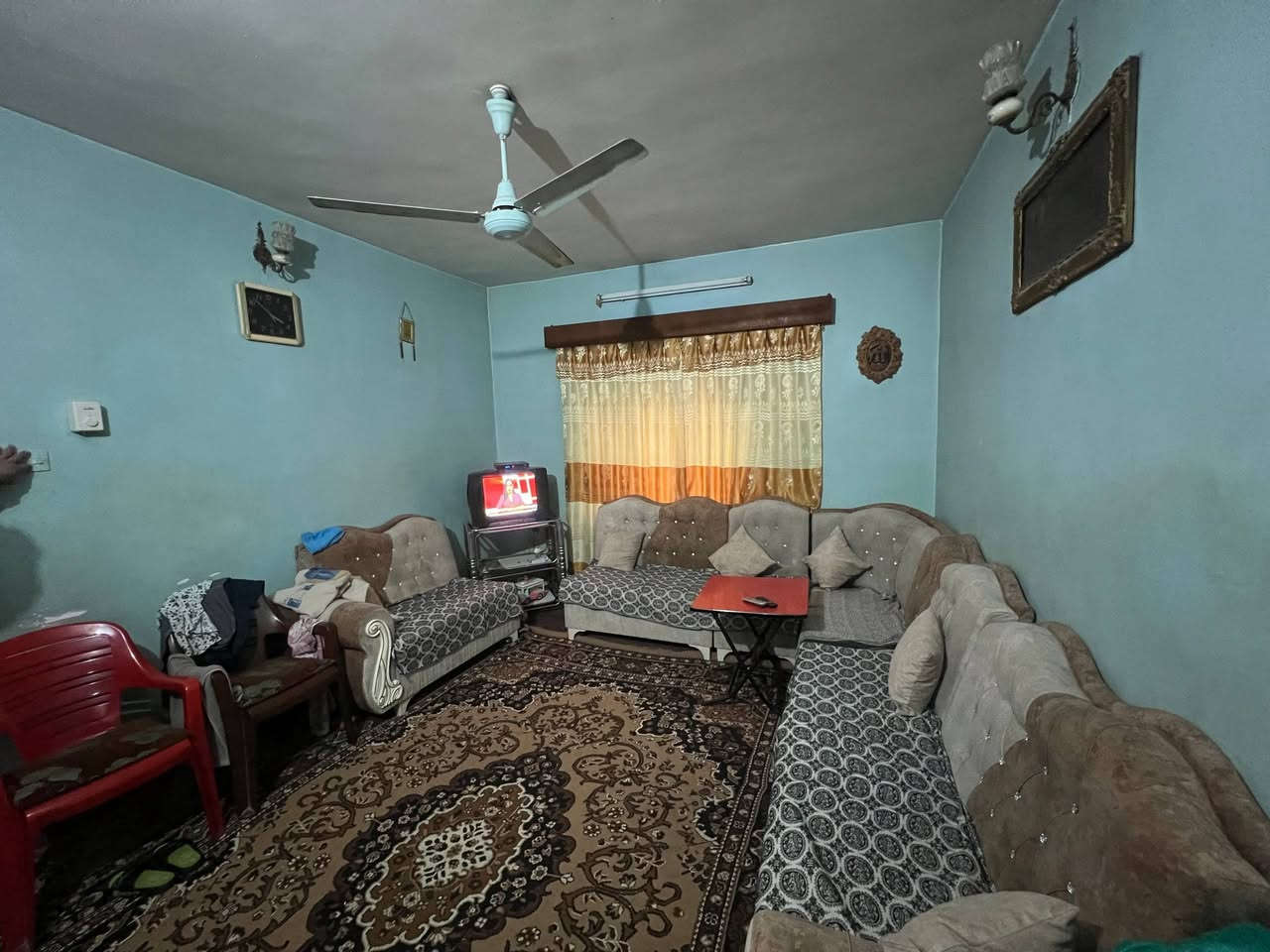 بيت للبيع حي المشراق /مقابل مدرسة الجماهير الابتدائية 
المساحة 212 متر الواجهة 10 ونص 
البيت طابقين بناء قديم  كما موضح بالصور 
سند ملك صرف طابو شرط التحويل
اكتب تم يصلك سعر المتر مباشرةً 
للاستفسار الاتصال على الارقام 
***********
***********
