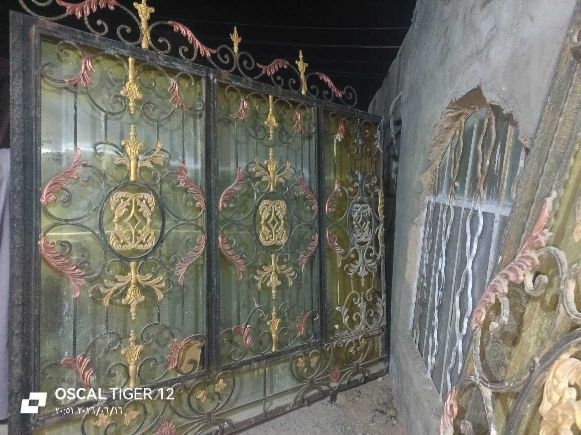 سلام عليكم باب اسلايت مستعمل قليل الطول 3امتار 40سانتيم والعرض 2متر و20سانتيم مع المحجر مثل ما بالصوره موضح مكان النجف كوفه منطقة الزركه عمود 101رقم *********** النجف, العراق
