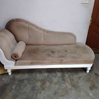 للبيع اسفنج اشويه نازل ويحتاج بس مكان المقعد تنظيف السعر ٣٠ الف ٠٧٧٠٥١...