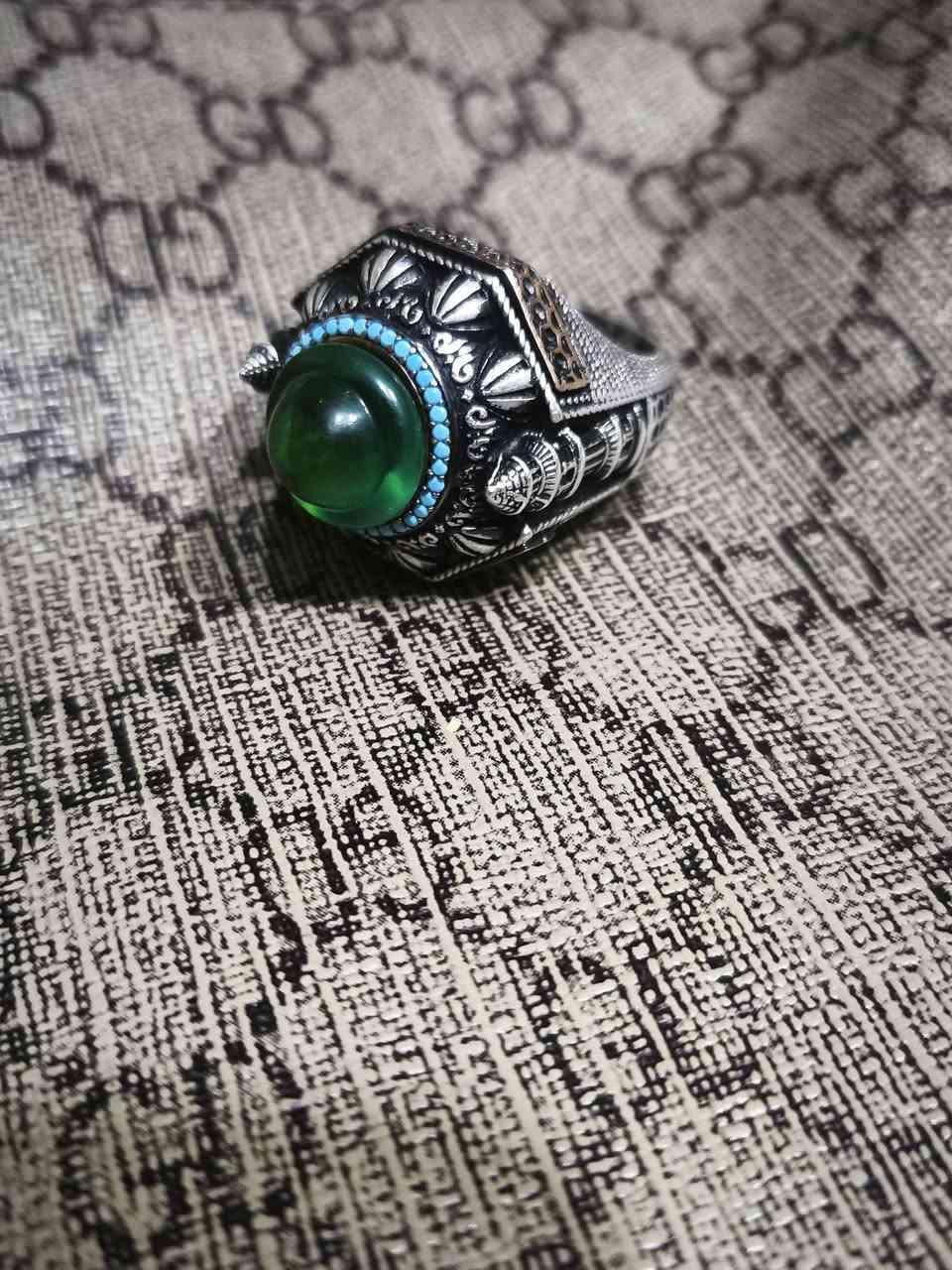 سلام عليكم
خاتم رجالي فضي بتصميم إسلامي رائع على شكل قبة خضراء، 
صياغه تركي وزنه ٢٠ غرام سعره بتركيا ٣٠٠$ 
نضام بيعه اعلى سعر ابيع 
رقم هاتف ***********
