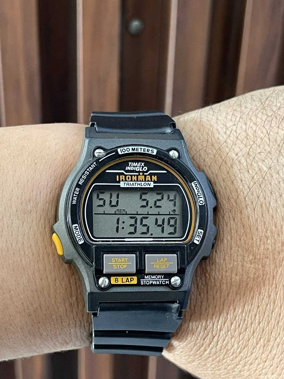 سلام عليكم ساعة ماركة العريقة TIMEX رقمية صنع أمريكي
تحتوي على عديد من مواصفات 

مثل وقت تاريخ يومي سبوعي شهري 

توقيت اكثر من دوله خمس منبهات شاشة لد جرس قوي 

معدن من الرتنج بل كامل سير ربر 

ضد ماء مفيده جدا النشطة اليومية 

عنواني بغداد الدورة يوجد توصيل بغداد ولكل العراق ***********
