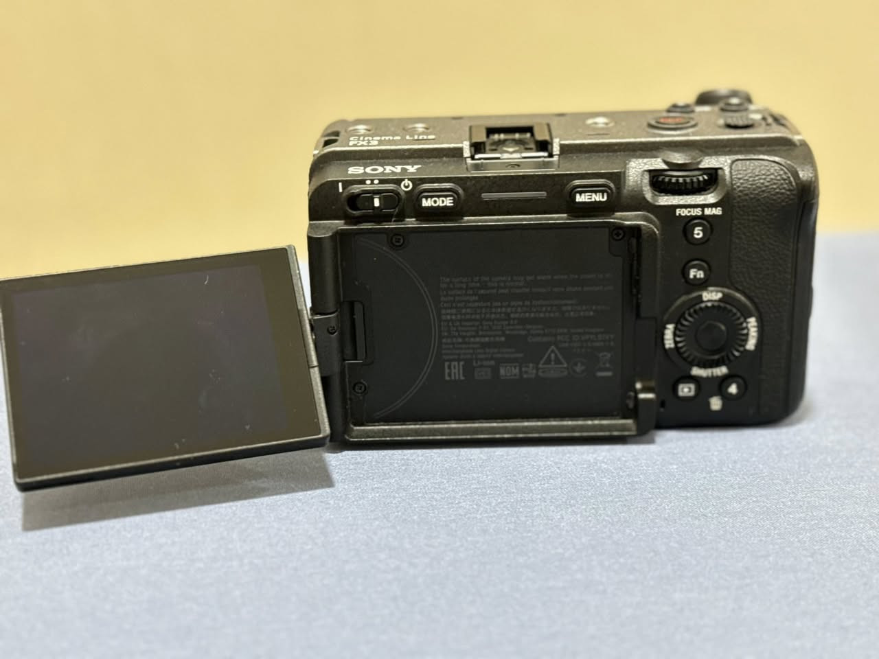 السلام عليكم
كاميرا  sony fx3  للبيع نظيفة جداً جداً مشتغلة شي بسيط ما يعادل خمس ساعات 

الملحقات 

-شاحنة اصلية تاخذ بطاريتين

-بطارية اصلية 

-الهاندل 

-كارتون


**إذا كنت صاحب هذا الإعلان وتريد حذفه لأي سبب، رجاءا أرسل رسالة إلى الدعم الفني**