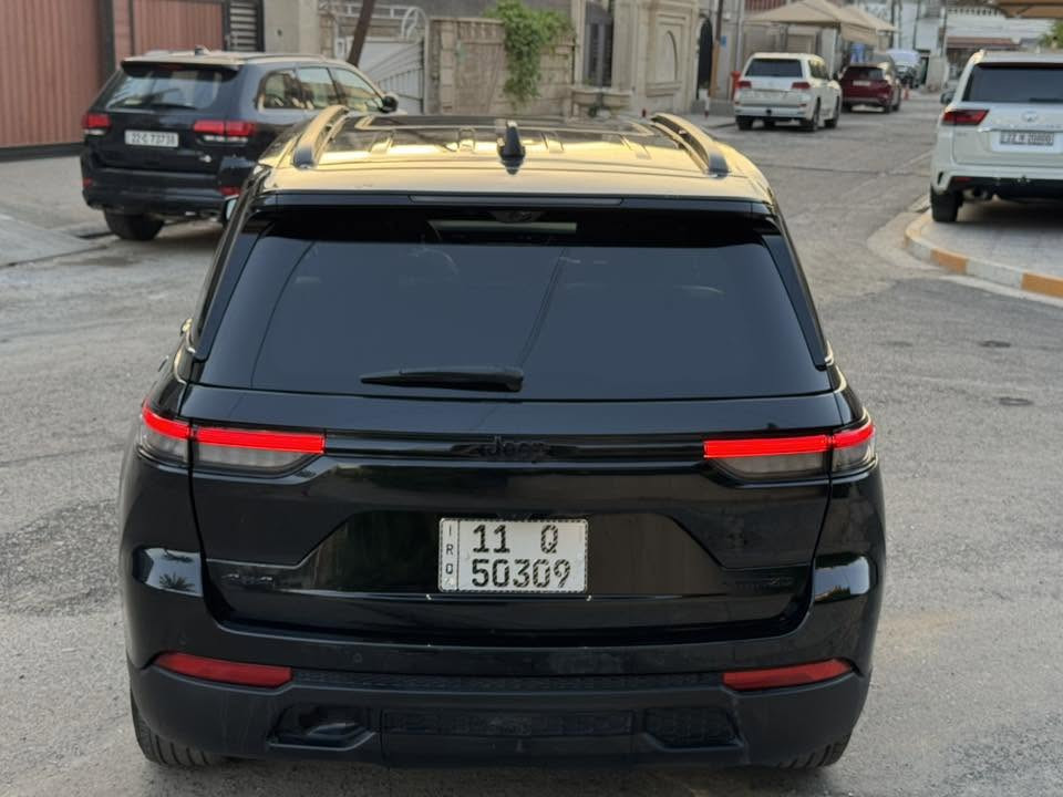 جيب 2024 اسود فول مواصفات
3 انظمة وقود بانزين وهايبرد وبلكن  
داخل جلد اسود خزن ميموري 3 وضعيات
تدفئه ستيرن ومقاعد 
تشغيل عن بعد 
سستم صوت الفا مع دمام خلفي
صندوك كهرباء
داخل لد ابيض 
بانوراما 
ويل 18 بلادي 
شاشه جبيره مع Car play
رادار امامي وجانبي وخلفي 
حساسات 
مرايه هيتر ونقطه عمياء 
اوتو بارك 
5 وضعيات قياده 
5 راكب المرغوبه 
دفع رباعي 4*4
ماشيه 33,000 mi 
رقم بغداد بسمي وهزه جديد تحويل مباشر

————- 
مبدل صندوك نفس اللون 
وبيهه صبغ جاملغين خلفيات وجاملغ امامي وبنيد بدون ايرباك السياره ايرباك مكفول 

———— 
السعر علق ويجيك تلقائي
***********
