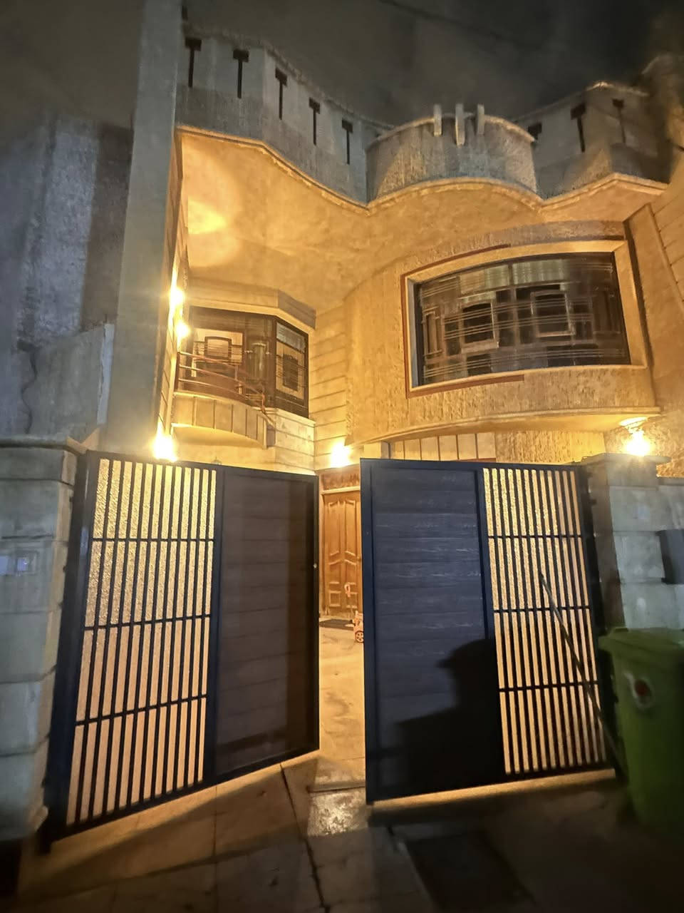 السلام عليكم 
دار للبيع بغداد حي الجهاد المخابرات 
محله 879
مساحه 150 متر 
واجهه 7,5 
نزال 20 
البيت على شارع 20 ورصيفه 5متر بمربع 300 
قريب على شارع 60 
متكون من صاله ضيوف وهول داخلي ومطبخ 
مناور عدد٢ 
حمامات عدد ٤ 
غرف نوم عدد ٣ وحده من عدهم ماستر 
وسطح عدد ٢ 
الاستفسار اتصال 
*********** 
متوفر واتساب
