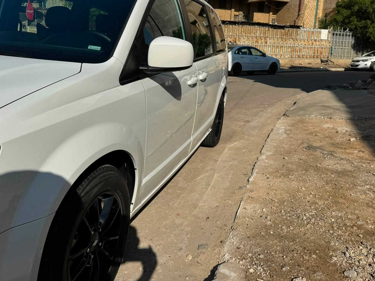 دوج كرفان GT فول موديل ٢٠١٩ لو ابيض رقم اربيل باسمي حادثها باب السايق مبدل نفس اللون وباب السلايت مبوغ بس جوه التريشه بدون ايرباك السياره كلش نظيفه بدون نواقص بيبان شفط وكهرباء باب الصندوق شفط وكهرباء كشنات جلد كلاب تبريد ثلاث قطع مركزي
للاتصال واتساب هم موجوده 
***********
