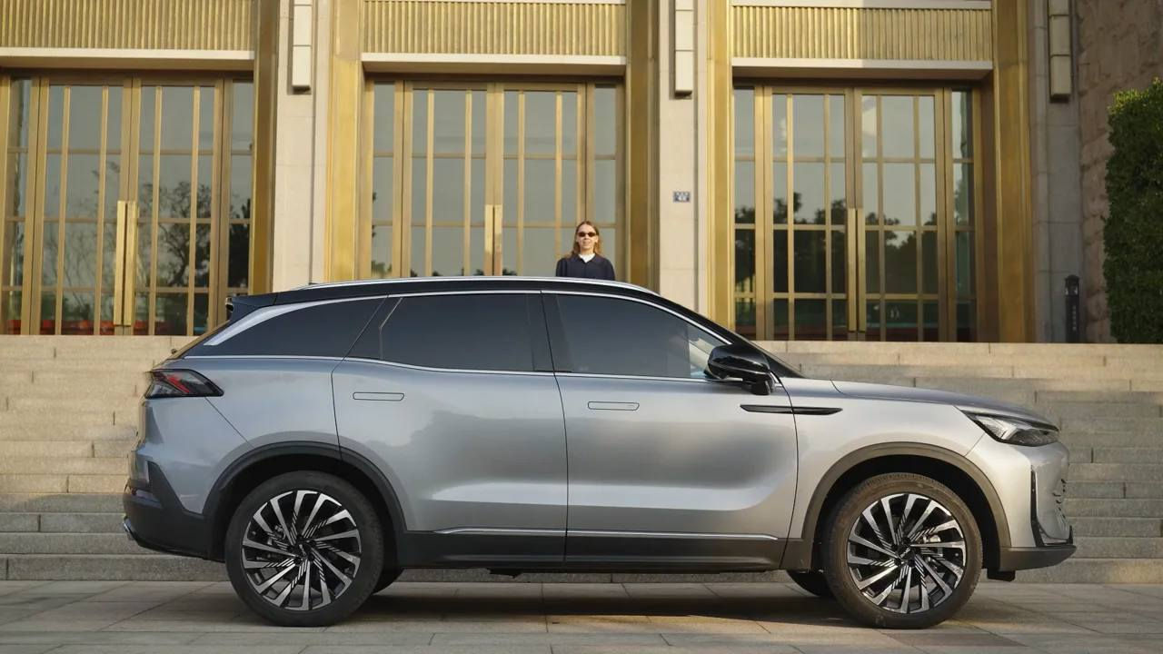 البيع سيارة بيك X7رقم بغداد لون رصاصي 2025سعر 28 مليون مكان بغداد فول مواصفات واحد  على واحد توفق ذاتي تحدير مسار تشغيل سيارة ببصمة العين *********** ماشية 4000
