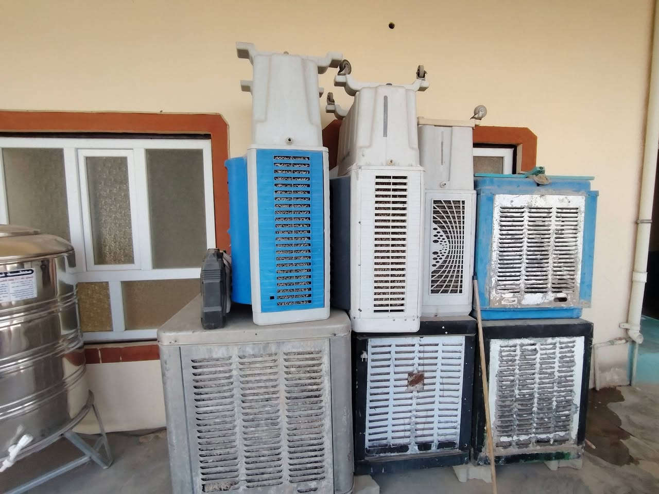 السلام عليكم ورحمة الله وبركاتة مبردات للبيع 
***********
