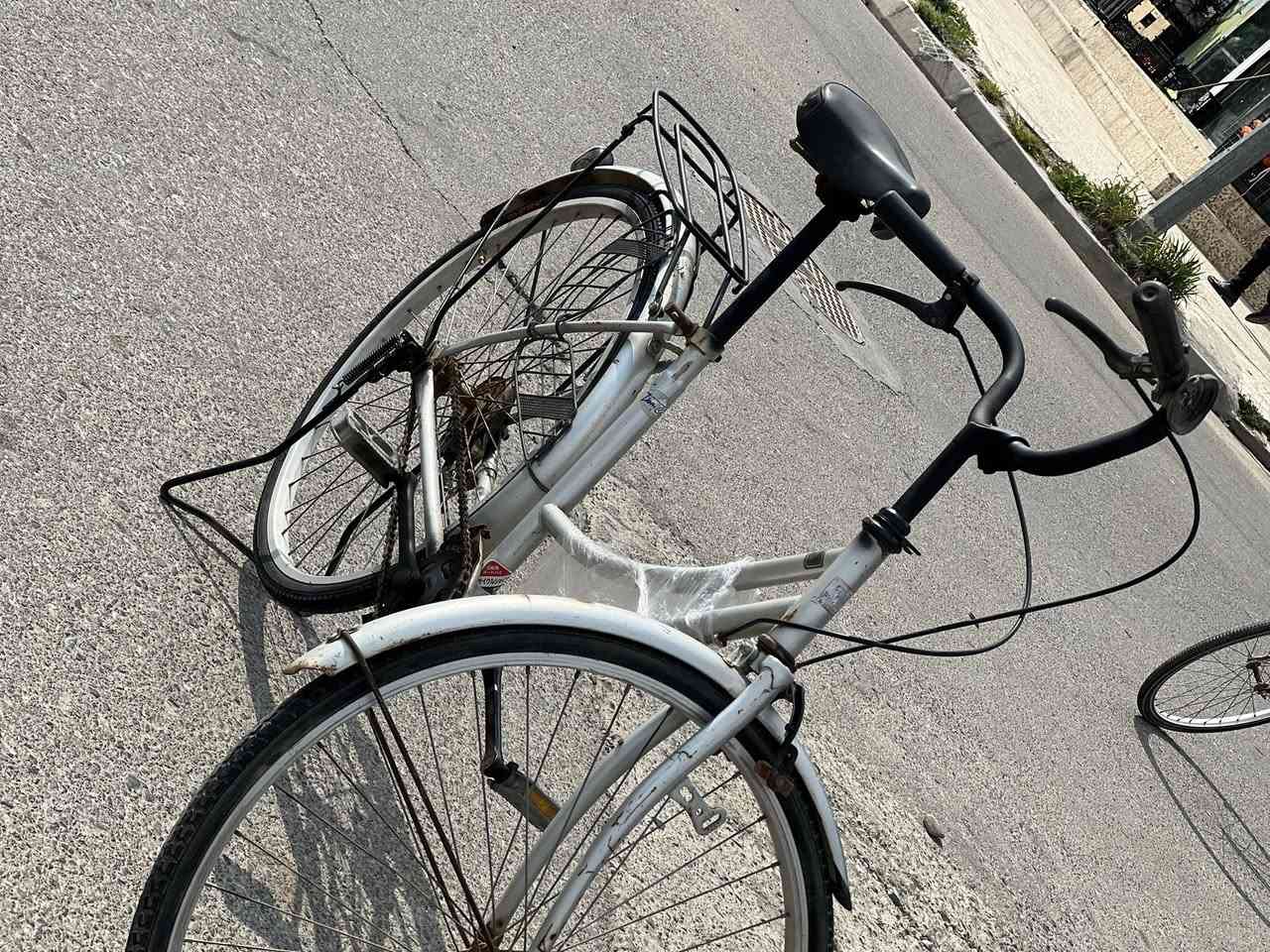 �✨ بايسكل عبد الحليم ✨🚲
🔹 الصنع: ياباني 🇯🇵
🔹 الحالة: نظيف وجاهز للاستخدام

📌 المواصفات:
✔️ البريك شغال
✔️ 
✔️ التايرات + الجوب جدد 🆕

✔️ هيكل قوي يتحمل الاستخدام اليومي

✔️ بي حامل خلفي (للتحميل)

💯 مناسب للمشاوير اليومية أو التوصيل

💰 السعر: 50,000 دينار عراقي بي مجال


**إذا كنت صاحب هذا الإعلان وتريد حذفه لأي سبب، رجاءا أرسل رسالة إلى الدعم الفني**