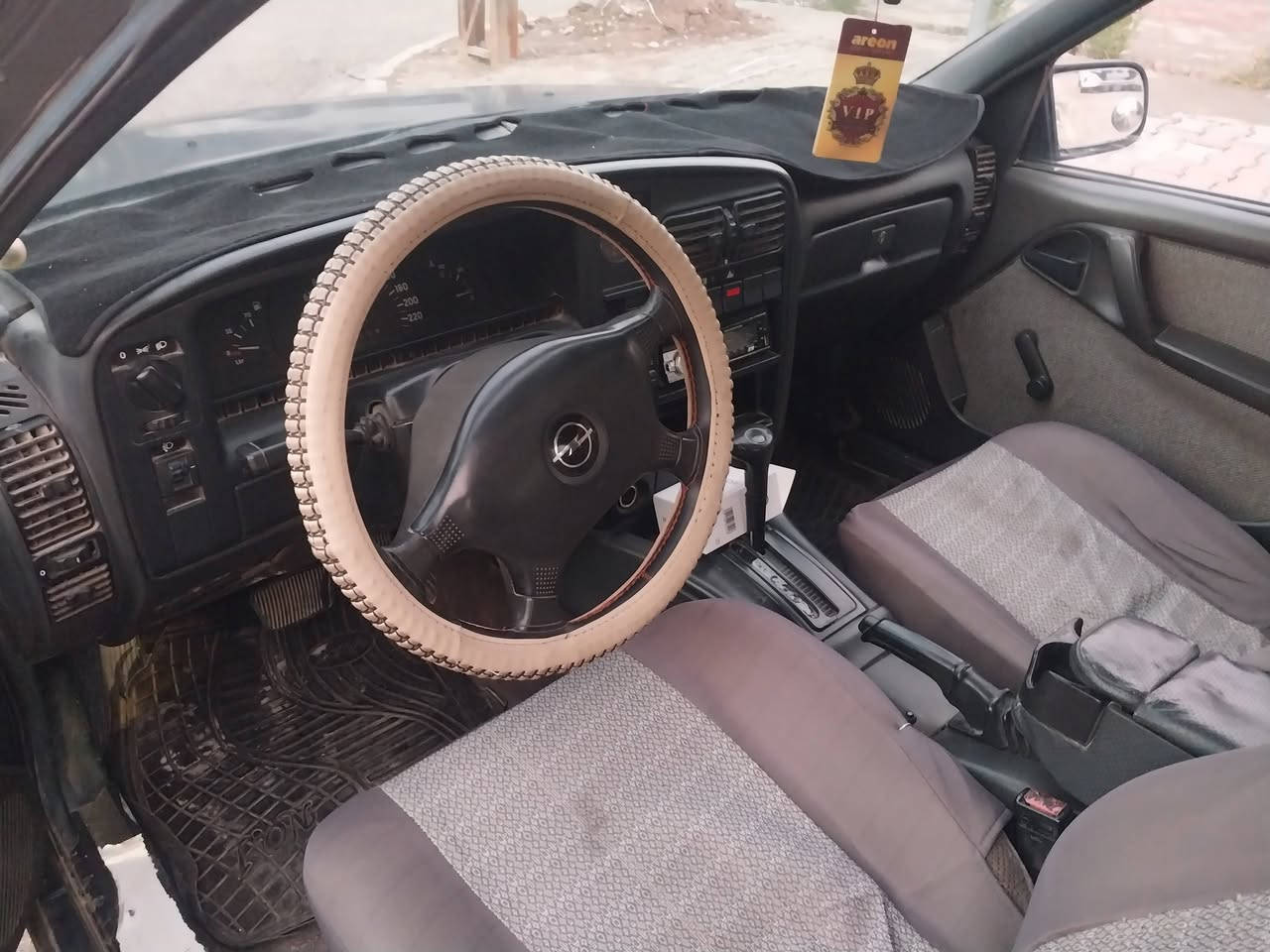 اومیگا مودیل 1990 گیر ئوتوماتیك گیر و محرك شرت رقم المانی دفتەر بەنزین بیە عنوان کرکوك سعر 33    ***********   ***********
