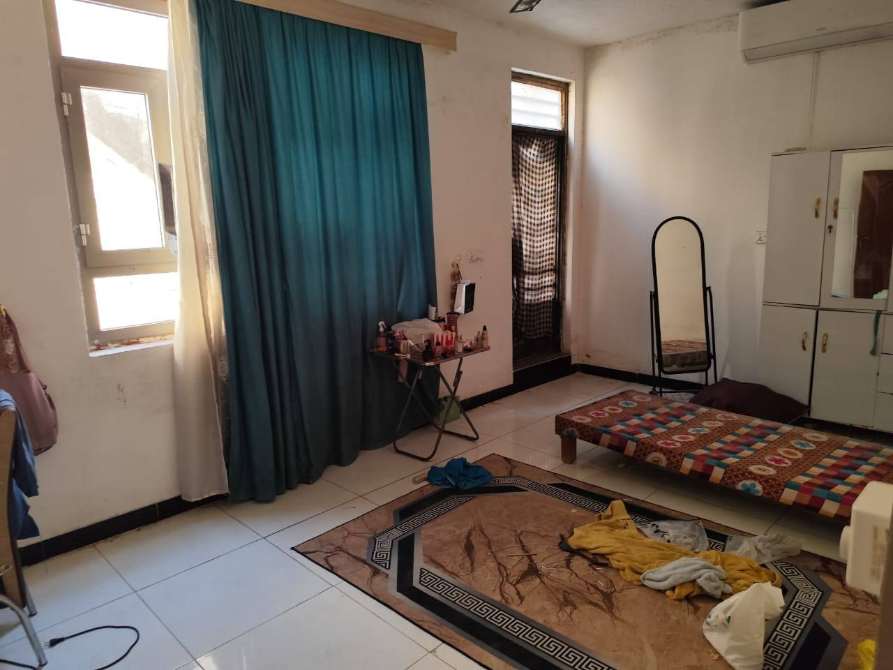 دار ١٨٠ زراعي طابقين للبيع
في منطقة حي تونس افاق شارع شهاب 
صالة ومطبخ وحمام وغرفة نوم واحده بالطابق الأرضي 
غرفتين نوم وحمام وحولي بالطابق الثاني 
وسطحين 
السعر  ٢٦٠ مليون
للإستفسار الاتصال على الأرقام 
***********
***********
او مراجعة مكتب العبيدي للوساطة العقارية قرب مدرسة فهمي سعيد
