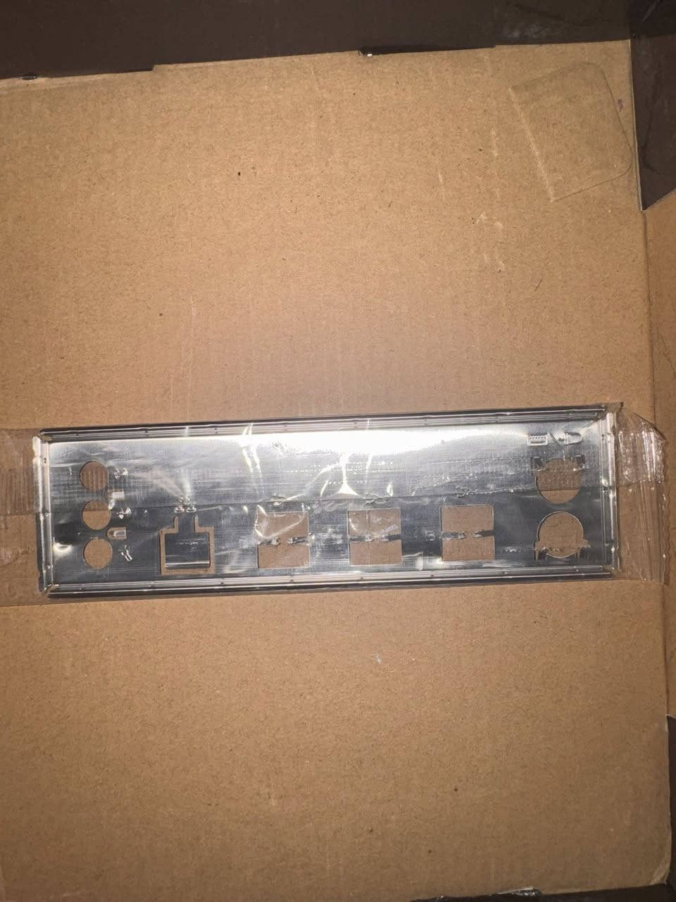 بورد شغال عن تجربه جربته والمعالج حمه واشتغل وفتحلي صفحة البايوس
ابيع شغال لان المعالج فئة v3 مو v2 
بدون رامات 60 وي الرامات 80 رامات توصيل 5
 16 gb
***********
