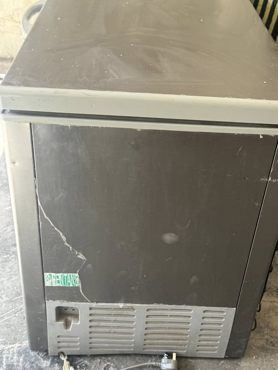 مجمدة للبيع بيهة بس نقص غاز وشغالة كلشي ما بيهة 
السعر 200 وبيهة مجال بصيط 
***********
