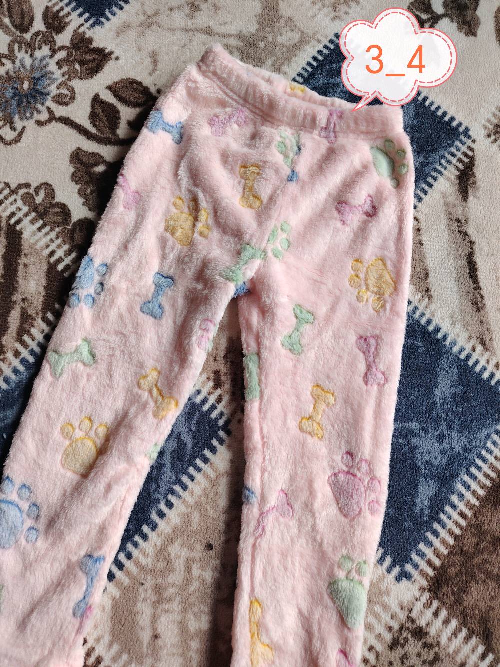 ببيع ملابس أطفال جديدة مناسبة للأعمار المختلفة: 

1. بلوزة زرقاء برسمة فراشة، مناسبة لعمر 5-6 سنوات.
2. بنطلون بمربعات ملونة، مناسب لعمر 3-4 سنوات.
3. بلوزة سوداء برسمة قطة، مناسبة لعمر 4-5 سنوات.
4. طقم وردي برسمة وجه قطة، مناسب لعمر 4-5 سنوات.
5. سويت شيرت رمادي بغطاء رأس، مناسب لعمر 7-8 سنوات.
6. جاكيت كاروهات أبيض وأسود، مناسب لعمر 7-9 سنوات.
7. هودي مخطط أزرق، مناسب لعمر 8-9 سنوات.
8. جاكيت كاروهات بني، مناسب لعمر 7-8 سنوات.
9. معطف أسود بتصميم أنيق.
10. فانيلة مطبوعة بدببة، مناسبة لعمر 9-12 شهر.