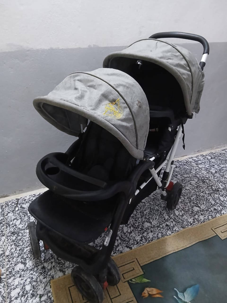 مناسبة لطفلين
🔹 مريحة وآمنة
🔹 قابلة للطي وسهلة الحمل
🔹 مظلات علوية للحماية من الشمس
🔹 أحزمة أمان
🔹 سلة سفلية للأغراض
🔹 تم استخدامها مرتين فقط 

📍 السعر: 140 وقابل للتفاوض 
📞 للتواصل: *********** 
العربانة تابعه ل اختي ساكنه بل نجف
