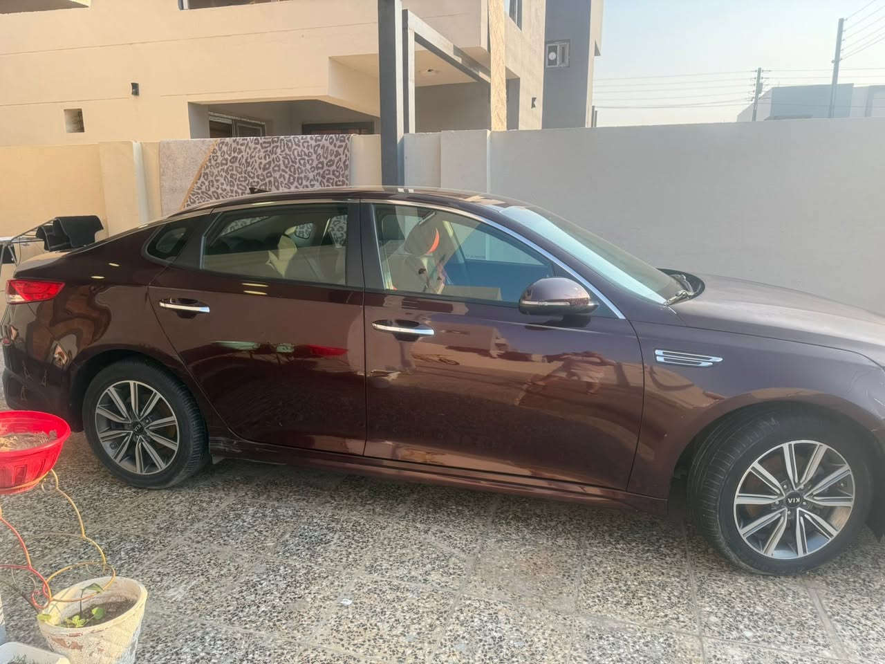 كيا اوبتما موديل 2019 شكل 2020 
محرك 2400 حساسات جانبيه 
حساسات خلفيه اماره محيطيه وشاشه أندرويد ولايتات زنون عالي وناصي ولد متحرك تبريد تدفئة ضربته خفيفه 
فقط البنيد يرادله صبغ ماشيه 69000 ميل 
مكاني بغداد مجمع نجمة بغداد 
سعر 14 الف وبيه مجال 
للاستفسار الاتصال على الرقم ***********
وان شاء الله ما اقصر
