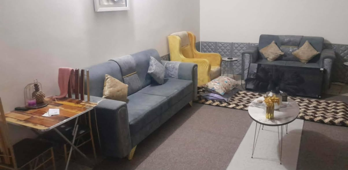 السلام عليكم 
بيت للبيع بلدية معاملة كاملة واصلة للتثمين 
مساحة 200 
العنوان شارع 80 حي العسكري قرب مخبز مهند
100 بناء و100 حديقة 
تحتوي على استقبال وهول وغرفة ومطبخ وصحيات وغرفة ثانية ساندويج
السعر 55 وبي مجال 
للاستفسار اكثر مراسلة الصفحة


**إذا كنت صاحب هذا الإعلان وتريد حذفه لأي سبب، رجاءا أرسل رسالة إلى الدعم الفني**