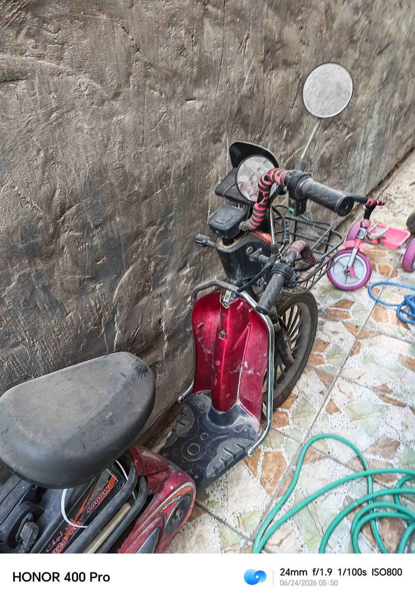 سلام عليكم 
دراجة شحن 
ابيعها بسعر الملف و العقل و الشاصي 
الباقي ما علية بي 
الملف شغال و ما بي شي 
العقل شغال و ما بي شي
الشاصي ما بي شي 
لا ايغركم الشكل بس وصخات 
السعر رايدها ب 175 الف و بي مجال للشراية 
راسلني واتس ***********
