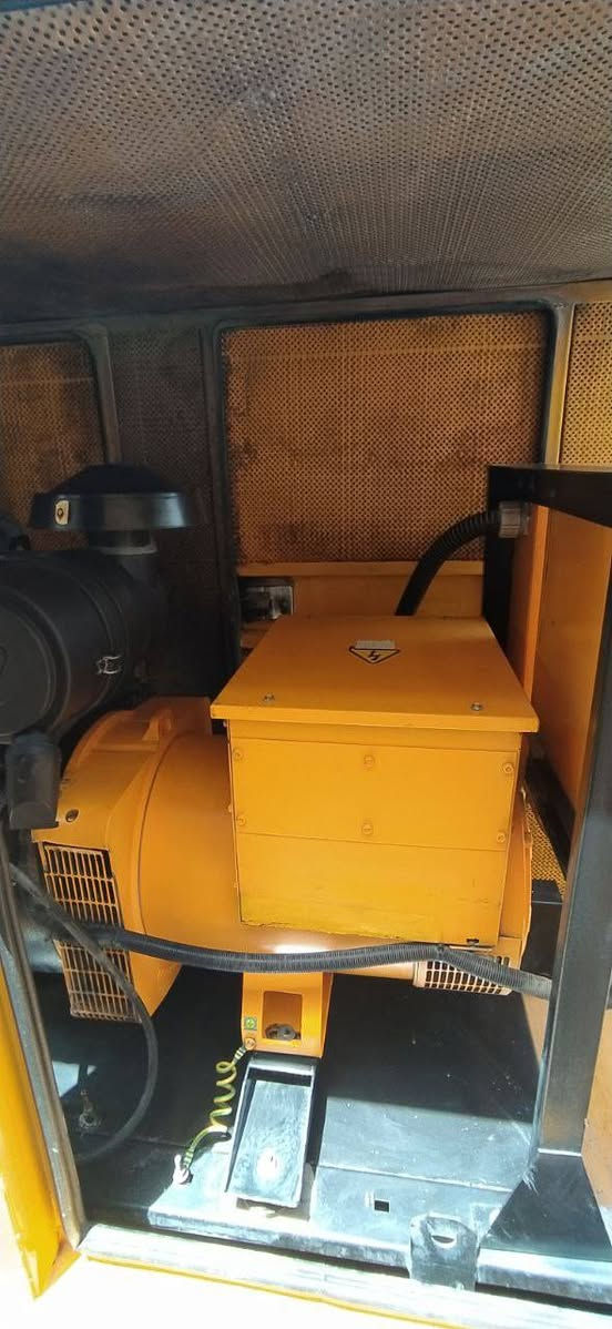 مولدة بيركنز كاتم للبيع ... 
🟢 4 سلندر . 

🟣 راس التوليد لوري ساموري ستامفور 80 KVA .  

🟡 كاتم 80 % . 

🔴 السعر 55 $ وبيه مجال . 

ملاحظة / المكينة بيه تبخير و بحاجة الى تبديل رنكات . 

للاستفسار ... *********** .

🌍 موقع المولدة / بابل - حلة - حي البكرلي - تقاطع دانة - اسواق الرسول .
