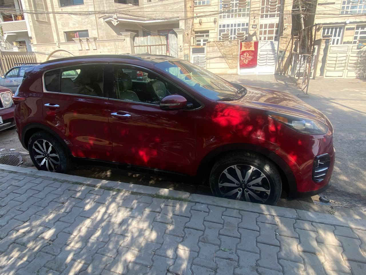 السلام عليكم.
عندي سبورتج وارد امريكي ٢٠١٨  ex بانوراما  داخل جلد مري شفط محرك ٢٤٠٠ تبريد قطعتين ماشيه ٦٥ الف ميل ، ضربتهه جاملغ وباب السايق  وانضربت عندي بلجهه العكس السايق ومصلحه كما موضح بلصور .
السعر ١٥٥ وبيهه مجال بسيط  
***********
