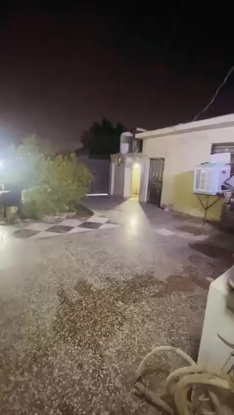 سلام عليكم الدار البيع بيت تجوز مكتبت دلال عنوان البيت البياع تقطع درويش حي تراث مسحت البيت ٣٠٠ متر بناه البيت غرفتين نوم حوالي وستقبال ومطبخ وكراج وحديقه وصحيات وخدمات ماي وكهرباء كامله سعر البيت 30  وبي مجال رقم الهاتف ***********
