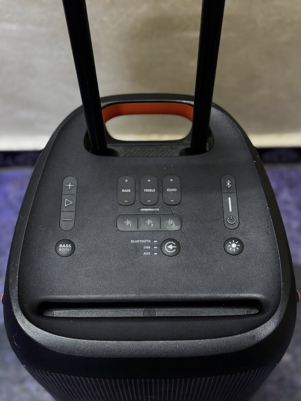 سلام عليكم شباب سبيكر JBL PARTYBOX 310 بدون كارتونه باله المانيه للبيع رقم موبايل ***********
