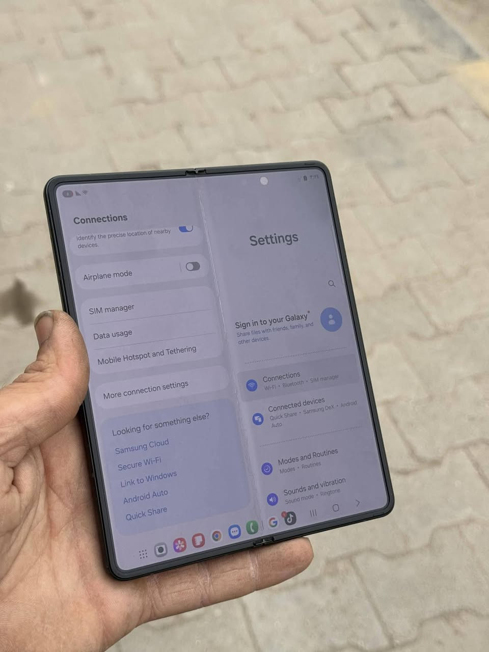 للبيع سامسونج فولد 3 ذاكره 256 جهاز نضيف وما مفتوح وكله شغال شرط الفحص الجهاز فقط الشاشه الصغيره ما تشتغل الشاشه الكبيره تشتغل وشخط واحد ما بيها الجهاز يخبل سعر 235 وبي مجال حك جيه قليل


**إذا كنت صاحب هذا الإعلان وتريد حذفه لأي سبب، رجاءا أرسل رسالة إلى الدعم الفني**