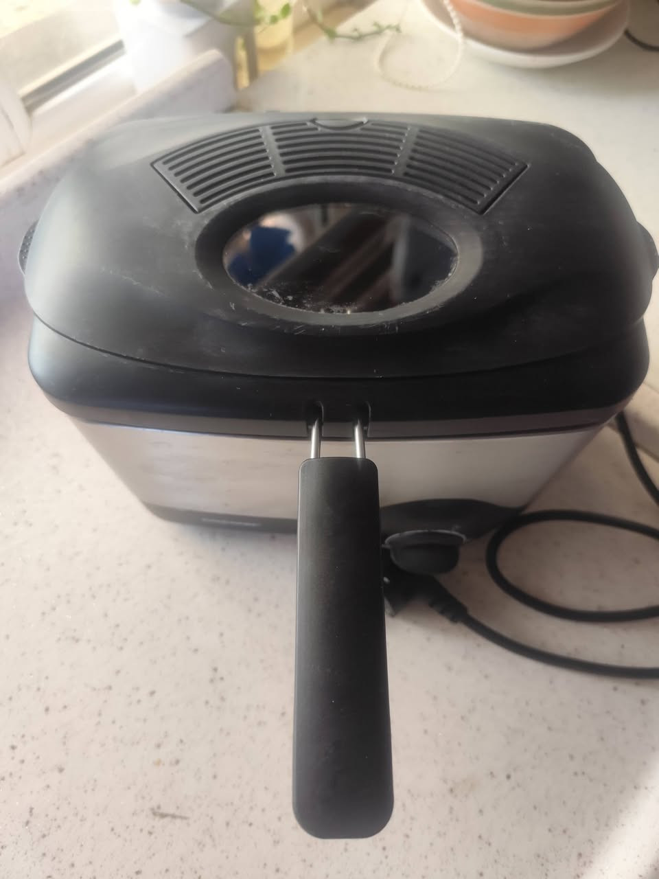 قلاية زيت صغيرة مستخدمه ماركة Unold سعة 2 لتر  وتستوعب ما يقارب 500 جرام من الطعام. الطاقة: تعمل بقوة 1200 واط. تحتوي على مقبض قابل للإزالة لتوفير مساحة عند التخزين، وغطاء مزود بنافذة زجاجية وفلتر كربون نشط لتقليل الروائح. السعر 20 الف واصله


**إذا كنت صاحب هذا الإعلان وتريد حذفه لأي سبب، رجاءا أرسل رسالة إلى الدعم الفني**