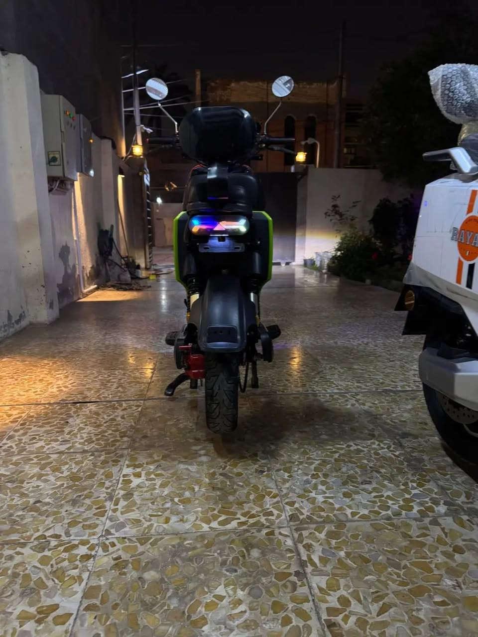 دراجه شحن R11 للبيع نضيفه ملف 2000 حقيقي نحاس 6 بطاريات دبل 32المبير كلشي شغال الدراجه أي نقص مابيها اضويه قويه جداً مواصفات سرعتها الفعليه 70 حقيقي شاشه تعرض العطال بيها نضام R رجوع للخلف ونضام p سعر 570 وبيها مجال للطيبين  الدراجه اخذتها قبل أربع أشهر   مكاني بغداد العامريه            التواصل مكالمه او واتساب رقم ***********
