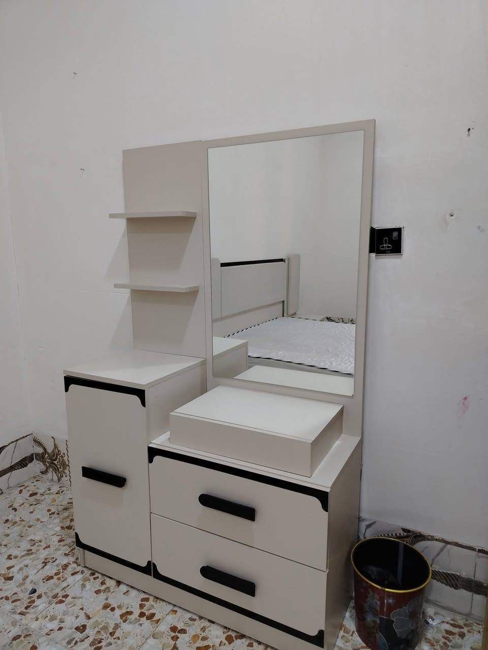 غرفة تركيةLED خمس قطع للبيع   600استخدام شهر واحد
للاستفسار وتساب ***********
