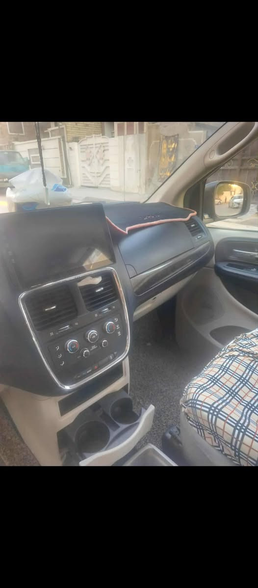 السلام عليكم دوج كرفان مديل 2012 للبيع المواصفات 
محرك 3.6 
كامرة وشاشة داخلية 
تحكم ستيرن
محرك و كير نضيفات 
كراسي بلع 
بيبان ميكانيك 
السعر 125 ورقة 
الاستفسار على رقم 
***********
