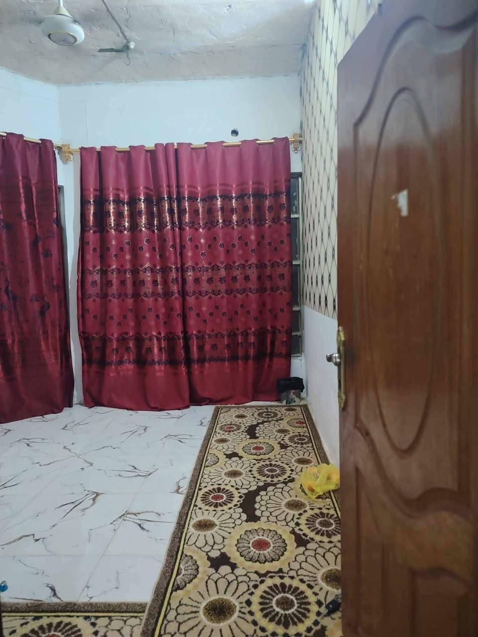السلام عليكم بيت للبيع طابو زراعي مشمول بالتطويب سند 25 ١٠٠م مربعه اساس صب
غرف وصاله واستقبال مكشوفات ٢  ساحه كبيره البيت بي مجاري للشارع البناء بلوك درجه اوله وعكاده وكاشي المكان بداية علوة الفحل  فرع اسواق الحشد الشعبي قريب عن الشارع السعر 30 وبي مجال الاستفسار اتصال

***********

