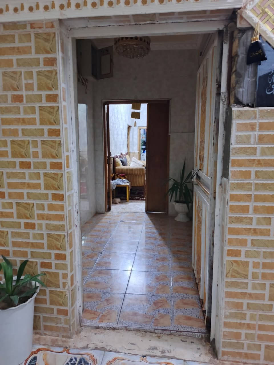 للبيع – دار سكن 🏡

📍 الموقع: خلف كراج بغداد فرع، مقابل مدرسة الابتهال
📐 المساحة: 200 م²

تفاصيل الدار:
🔹 طابقين + شقة بمدخل مستقل وباب على الشارع

🔸 الطابق الأول:
• غرفتين نوم
• صالة
• استقبال
• مطبخ

🔸 الطابق الثاني:
• 3 غرف نوم
• صالة

🔸 الشقة:
• غرفة
• مطبخ
• صحيات
• طارمة صغيرة

📞 للاستفسار: ***********
👷‍♂️ الدناني للعقار
بيع • شراء • مقاولات عامة
