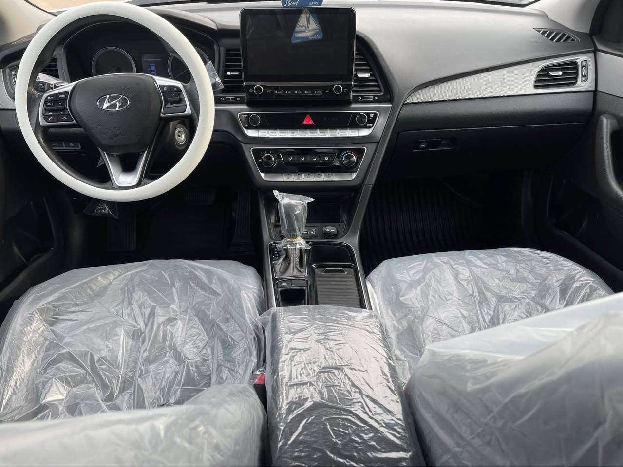 هونداي سوناتا كوري موديل 2022 بصره حره 
بيها فقط باب خلف عبري العبري مرشوش من كوريا 

مكينه 2000 بانزين
شاشه وكاميرا 
بجم اطر لدات
ماشيه 45 كم
سيارة جديده 
سعر 183 $
*********** البصرة, العراق
