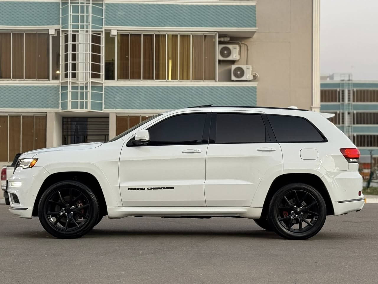 السلام عليكم جيب شيروكي 2020 اعلى فئة سومت
((وارد امريكي ضرر جاملغ امامي شبر فقط))
المواصفات:
 • الفئة سومت – أعلى فئة
 • محرك 8سلندر 
 • گير أوتوماتيك 9 سرعات
 • 4 أوضاع قيادة (ثلج – طين – رمل – صخور)
 • داخلية جلد 
 • مقاعد جلد تدفئة + تبريد
 • مقاعد الكدام كهرباء مع ميموري
 • سقف بانوراما كامل
 • تشغيل بصمة ودخول ذكي
     •       اشارة ترحيب
 • ستيرن كهرباء مع تدفئة و تحكمات كامله
 • تكييف أوتوماتيك منفصل قطعتين
 • إضاءة داخلية هادئة 
     •       رادار امامي مع حساسات 360 د
             تدفئة مري جانبيه + شفط و كهربا
 • شاشة كبيرة 8.4 إنچ
 • Apple CarPlay + Android Auto
 • بلوتوث + USB
 • نظام صوت Alpine صوتة مرعب
 • شاشة معلومات للسائق
 • مراقبة النقطة العمياء
 • المحافظة على المسار
 • نظام نزول من المرتفعات
 • جگات كهربائية تصعد و تنزل السيارة ب 3 اوضاع
 • جنطة كهرباء 
.شفتات ستيرن وبيها بعد هواي موصفات
السعر 288$ وبيها مجال
الهاتف ***********
