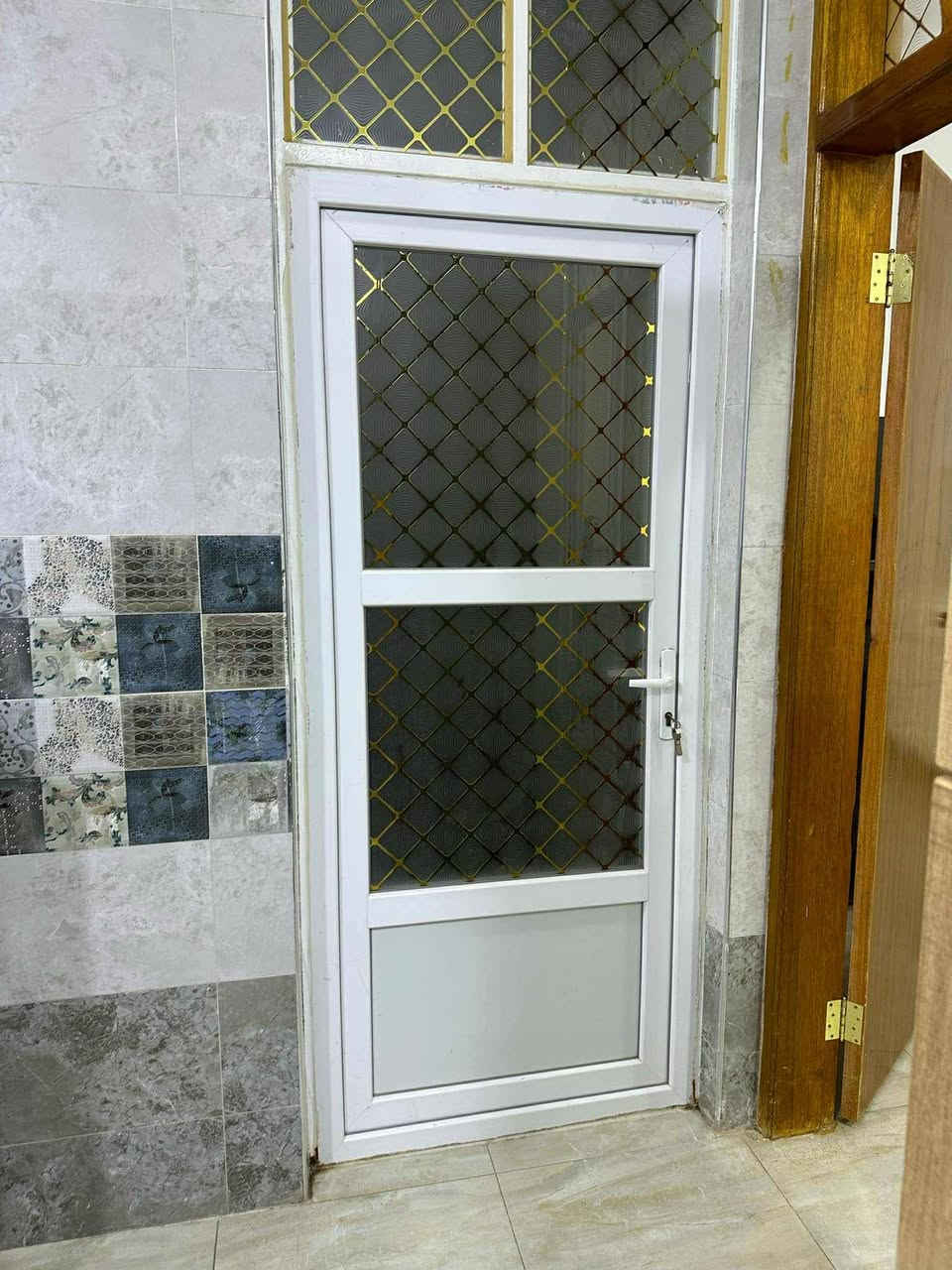 السلام عليكم مشتمل ارضي للايجار حاليا مسكون يفرغ المشتمل يوم 1/7/2026 العنوان الطشاش شارع القاضي خلف أفران العراقي  يتكون من غرفه واستقبال وهول ومخزن ومطبخ وصحيات داخليه وخاريجه للتواصل ***********
