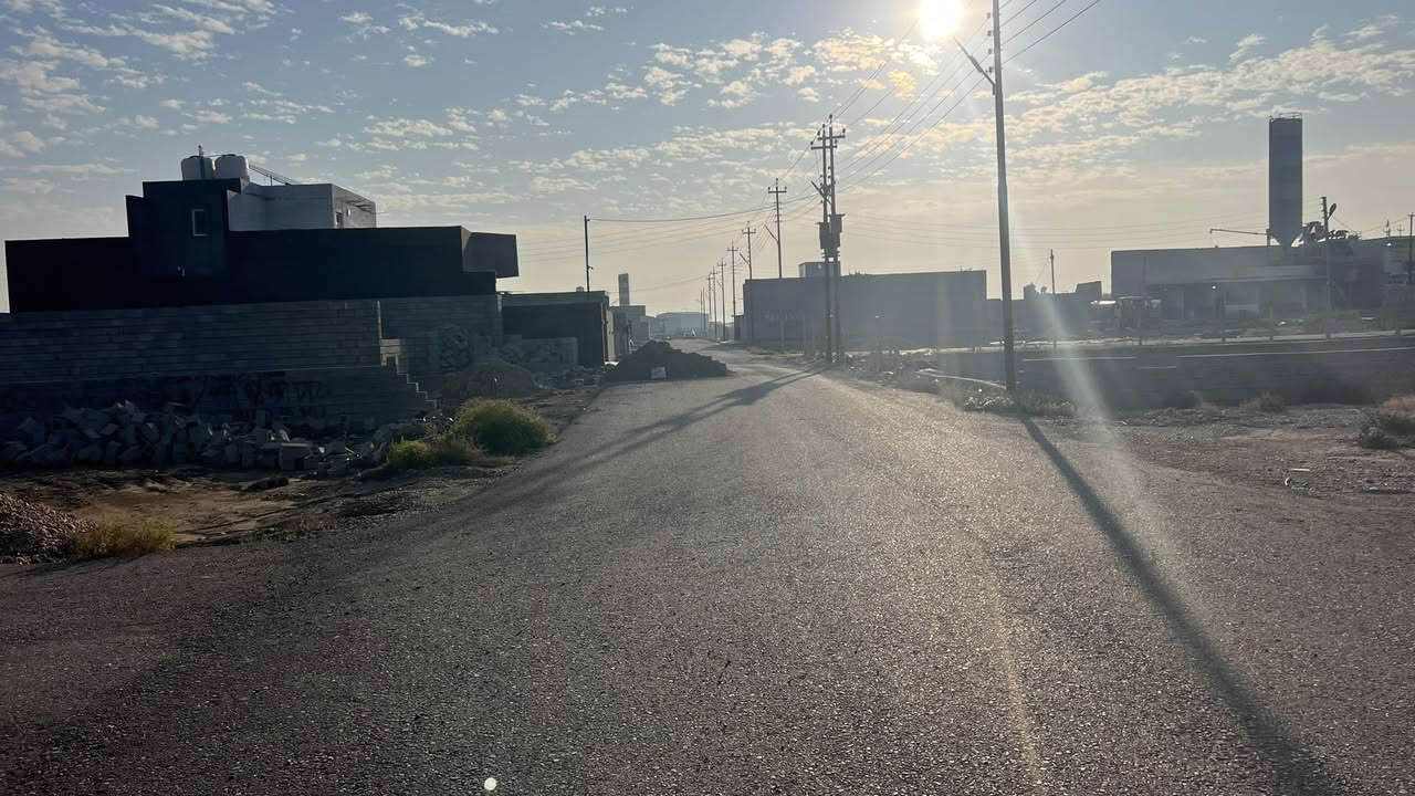 السلام عليكم عندي قطعة للبيع مساحتها 200متر  ركن بصف الشارع الرابط بين تقاطع الجوبة و تقاطع عبدالله ابن علي تبعد عن الشارع 20 متر  يم معمل البلوك رقم القطعة 13 زراعي سند 25  السعر 18 وبيها مجال للستفسار ***********
