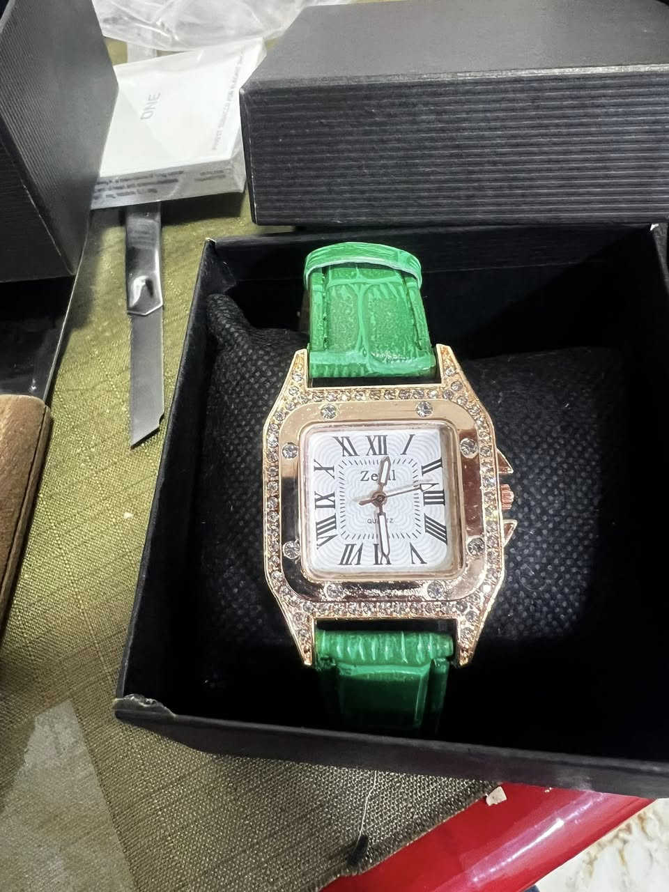 ساعات بهذه الشكل لون احمر عدد 6 قطع ولون الاخضر عدد2.  السعر مع التوصيل 30.     ***********
