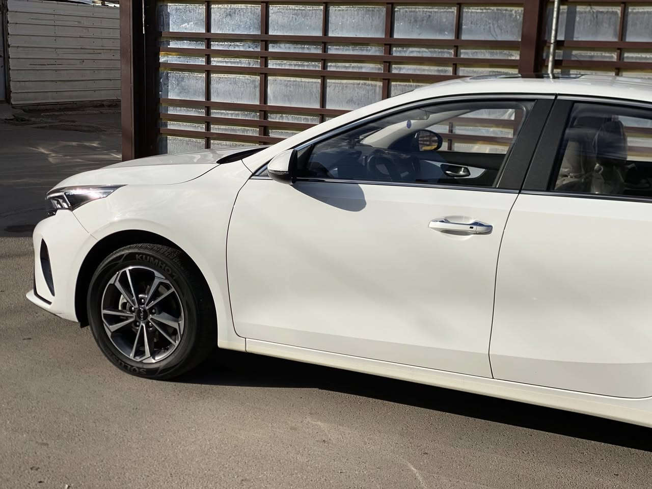 السلام عليكم للبيع فقط
سيارة K3 موديل 2022 فول مواصفات 
مال شركه اسويلك وكاله سنويتها مال شركه 
فقط طخه بلهلال مال جاملغ الخلفي وصغيره كلش مامبينه ابد 
سونار جديد كلشي سليم سياره جديده السياره وجبه اولى اول منزلت 

محرك 1500 دبل نوزل 
فتحة سقف 
كاميرا امامي وخلفي 
ليد اشارات مال لكزس
كشنات جلد بلادي رصاصي فاتح 
شاشه كار بلاي
شكل الگير مال چارچر 
ماشيه 85 
سبيرها جديد مانازل مع ادواته كامله 
تحكمات ستيرن 
سايد بريك الكتروني دكمه 
تبريدها ثلج 
سياره كامله كل نقص مابيها 
السعر 142 بيها مجال بسيط كلش للاستفسار *********** خط وواتساب
