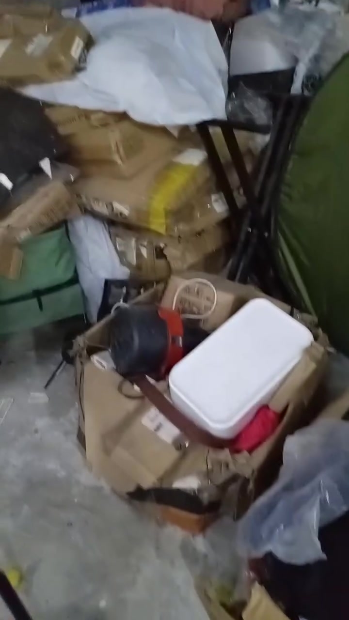 بضاعه مكس ملابس احذيه نواعم وبيهن نسبه قليل خشن ابيعها شلع المهتم يتفضل خاص او واتساب ***********
