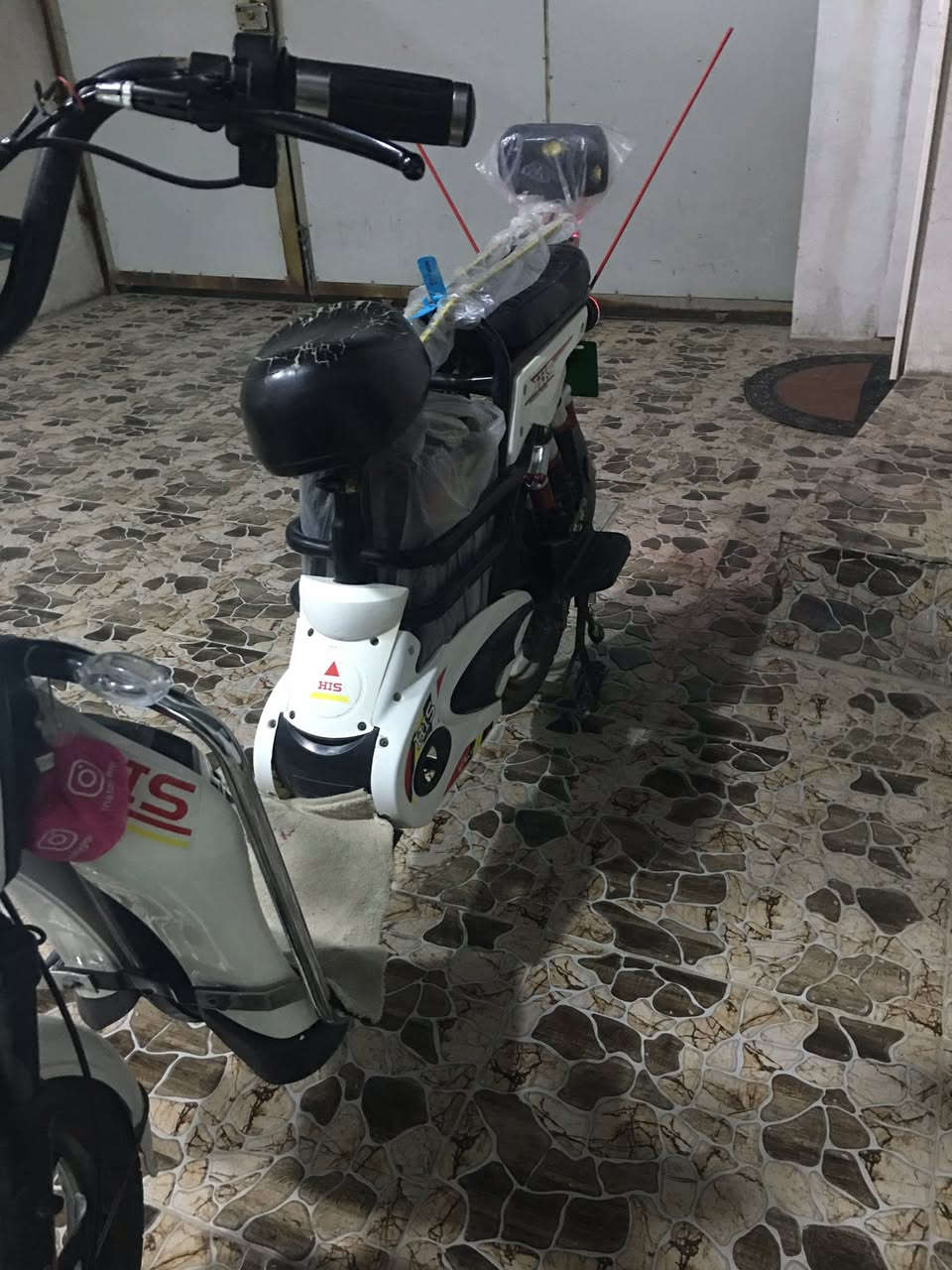 سلام عليك بايسكل شحن للبيع نضيف كلش اي عيب مابي بطارية اي عيب مابي  🔋 تايرات جديده لايت زينون……….. السعر 290 بي مجال للطيبين        الرقم ***********
