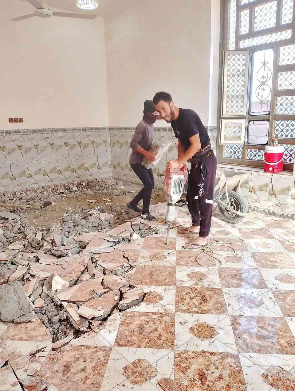 سلام عليكم  / يوجد كادر عمل جاهز/ تصعيد مواد/ تنضيف بيوت/ تفليش/ تكشيط/ تنضيف حدائق/ دفن نهري  / شقلنه ليل ونهار   /ومعداتنه جاهز/ ماعليك بس تصال على رقم  /     *********** /
