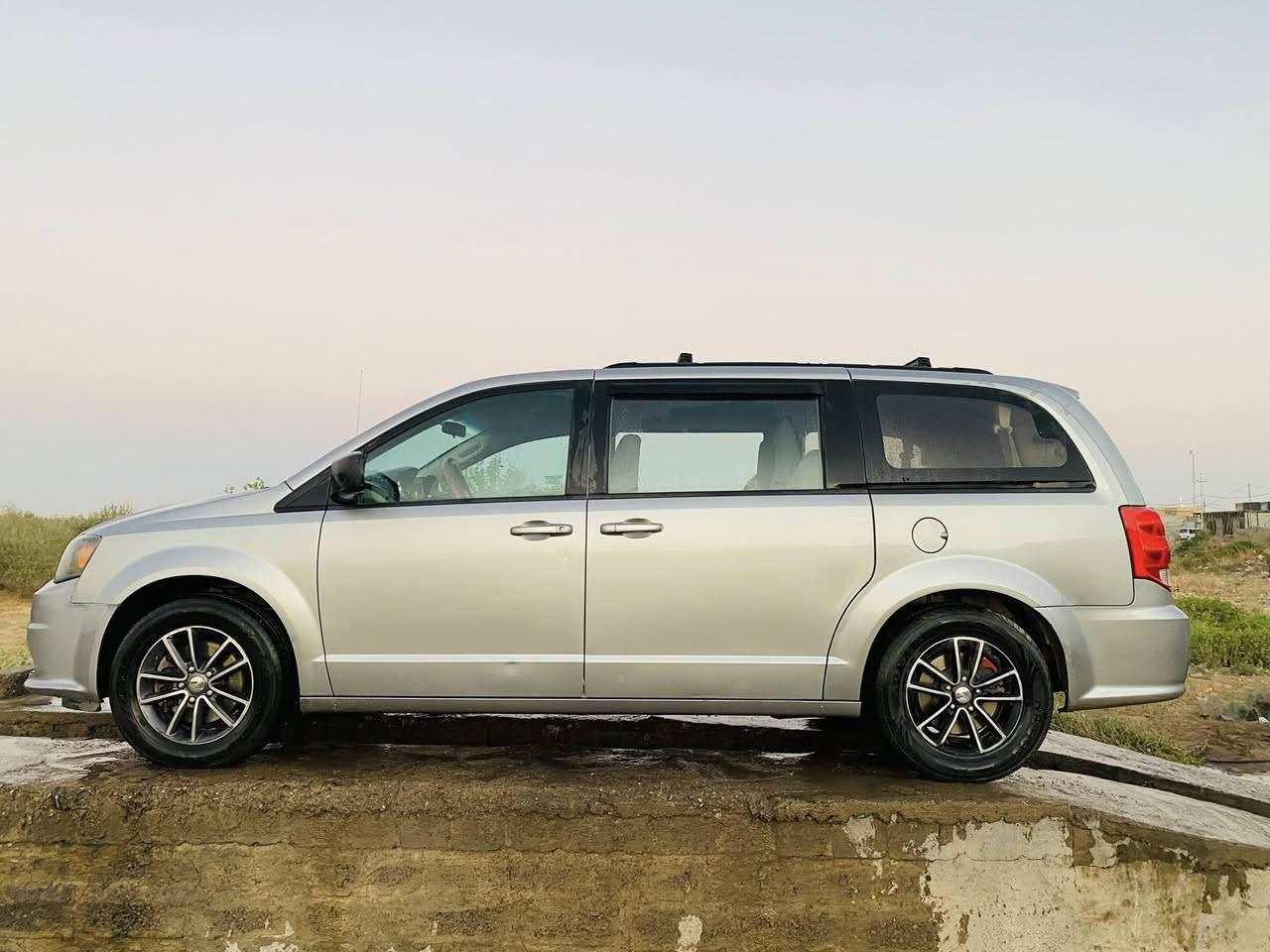 السلام عليكم  بيع مستعجل
دوج كرفان 2018 رقم اربيل باسمي 

السيارة كلين ضررها شخوط 

بارد جاملق خلفي جهة السكن 

كما موضح بالصور 

صدر جديد محرك جديد كير جديد تخم تاير جديد 

صلاح الدين / بيجي / المسحك 

160 بيها مجال  للشراي

***********
