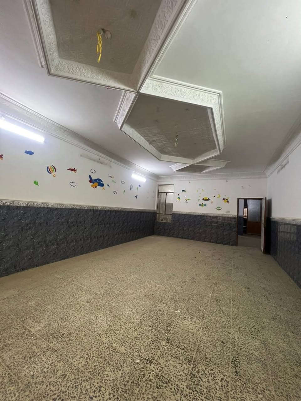 دار للبيع حي الأمير المساحة ٣٣٠متر نضيف طابقين خلف شارع الروان يحتوي على ٤غرفه نوم وصاله واستقبال ومطبخ وصحيات وكراج سيارة سعر المتر ٣ مليون 
***********
حسين الرماحي
