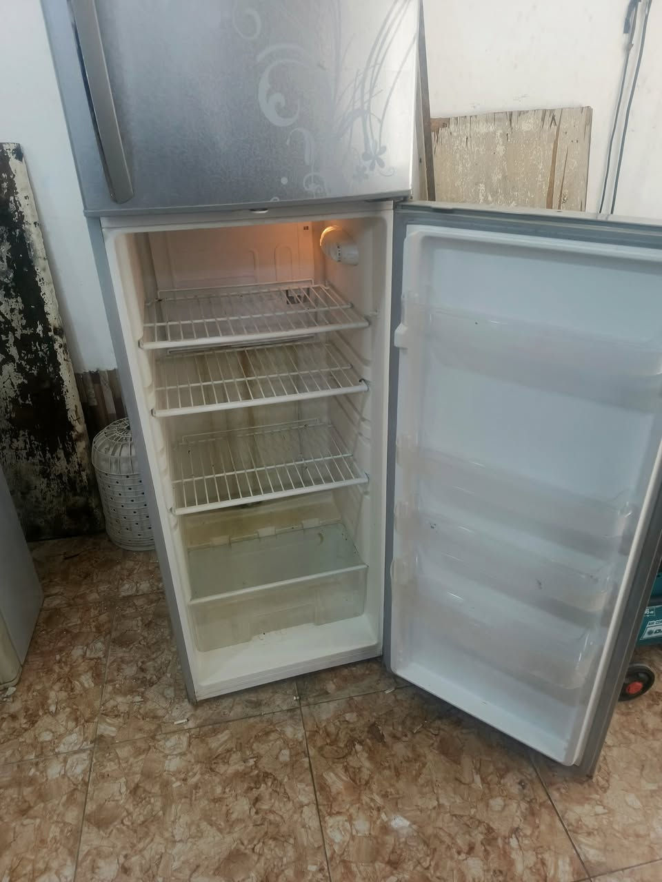 للبيع ثلاجه نضيفه شرط التجميد والتبريد قفلها ب100للاتصال ***********ديالى خانقين
