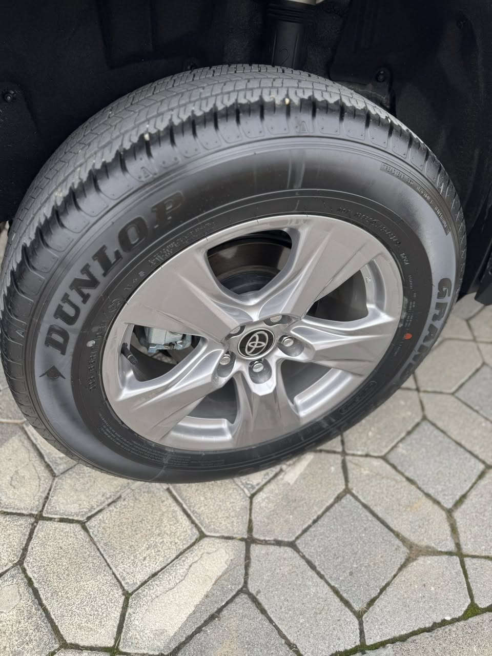 سلام عليكم للبيع فقط رافور ٢٠٢٥ وارد امريكي استراد خاص مم امريكا بانزين محرك ٢٥٠٠ موصفات xle  معروفه بصمه وشغال وردار امامي جاني وتحديد مسار وباقي موصفات ماشي ٢ ميل فقط بدون ايرباك فقط بين حاف الجاملغ وباب صبغ  داخل ابيض سياره كلش جديده  بجم خلف كبس كلها بدون رقم يترقم شمالي فقط سعر ٢٤٥ مجال بسيط جدا  رقم شاصي                            2T3W1RFV2SC324081الصور مكان ديالى / خانقين ***********
