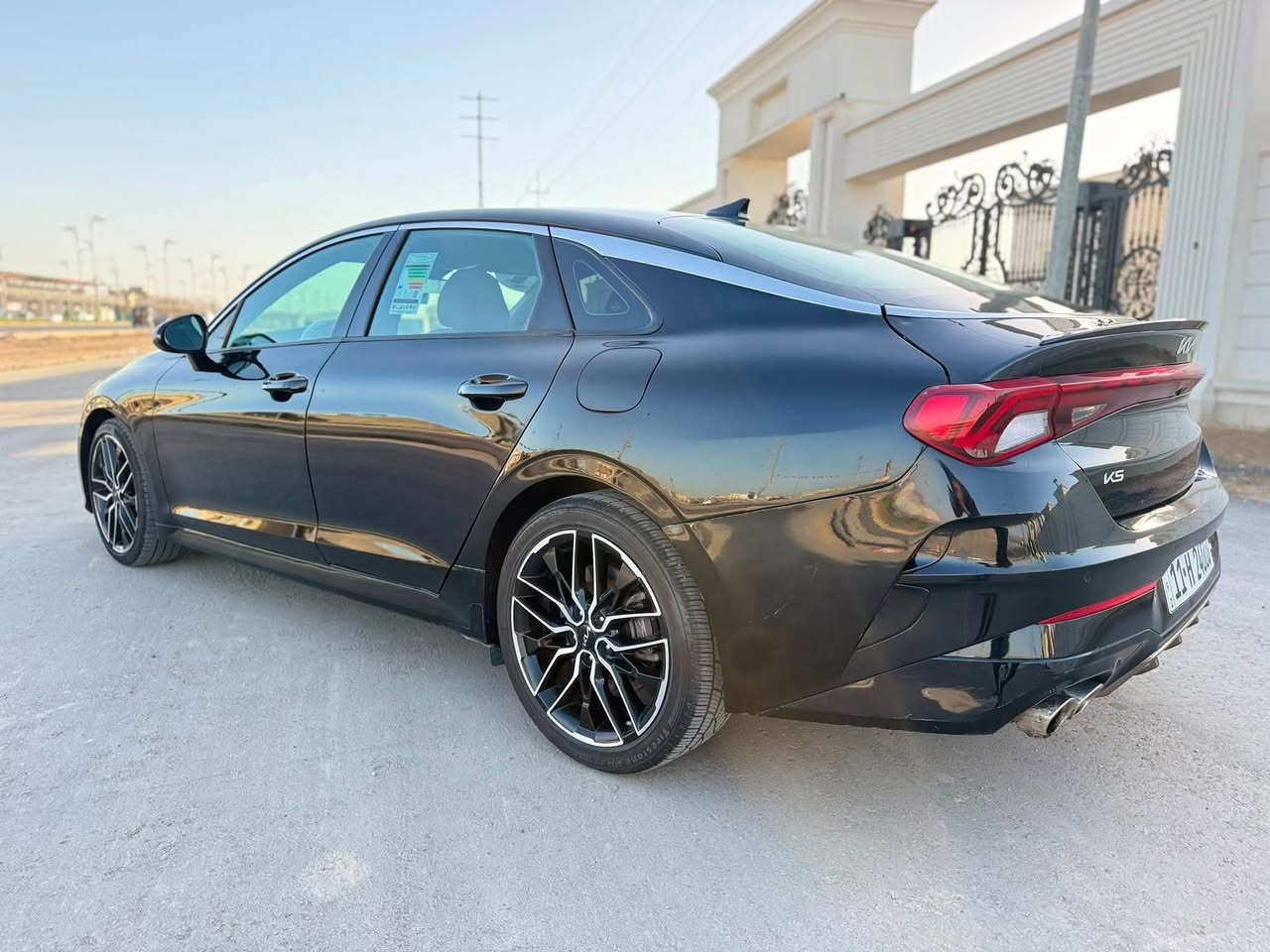 سلام عليكم k5 GT 2023 رقم بغداد
محرك 2500 تيربو 
‏‎1- بصمه تشغيل +ابواب +صندوق 
‏‎2- سقف  بانوراما 
3- سايد بريك دكمه
‏‎4-قيادة ذاتيه 
‏‎5- نضام ABS
‏‎6- مانع انزلاق
‏‎7- حساس أطارات 
‏8- ‎بك لايت ليد
‏‎9- شاشة كبيرة  
10- ستيرن رياضي تدفئه
11- تدفئه كشنات + كشنات جلد 

‼️السياره حادث بابين جهة السايق مبدلات نفس اللون وصبغ جاملغ خلفي
السعر 200 وبيها مجال جداً بسيط
للاستفسار ***********
